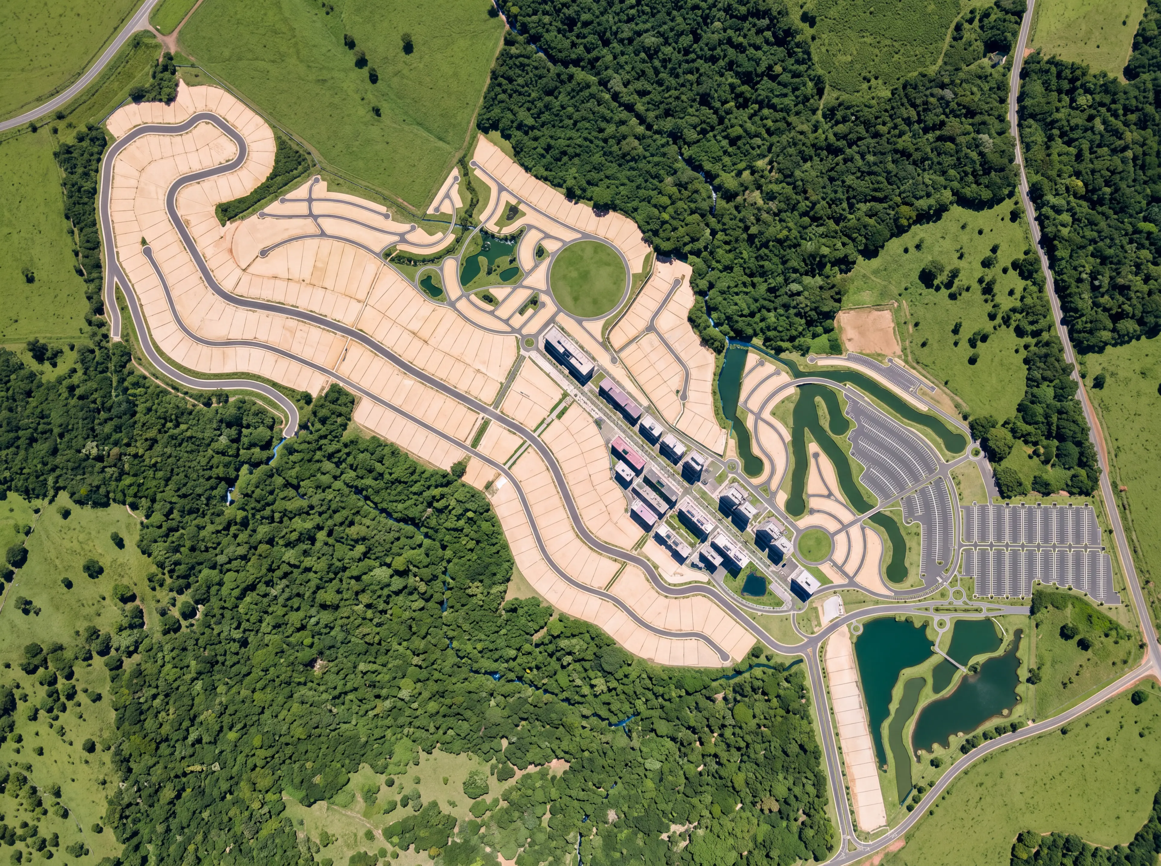 Vista aérea de masterplan de smart city com quadras e corredores verdes